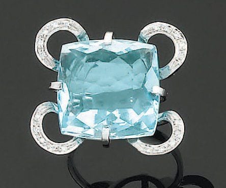 BAGUE en or gris ajouré serti d'une importante topaze bleue de forme carrée, et de petits diamant