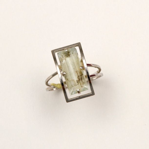 BAGUE en or gris chaton rectangulaire orné d'une pierre blanche accidentée sertie à griffe