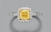 BAGUE en or gris et or jaune (750 millièmes) serti d?un diamant FANCY INTENSE YELLOW, de forme coussin entouré et épaulé de petits diamants taille brillan