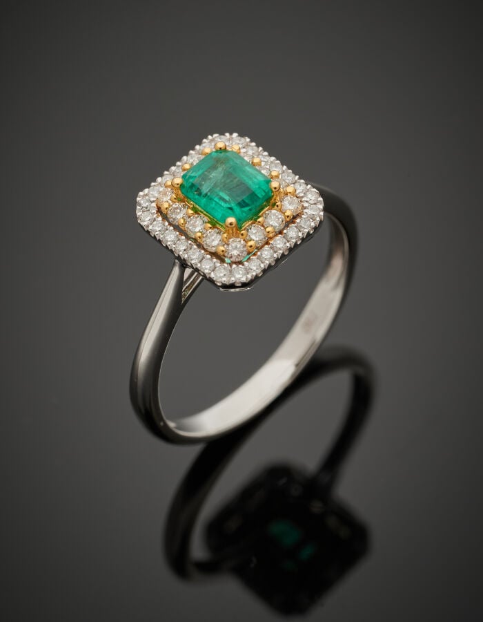 BAGUE en or gris et or jaune (750‰) serti d'une émeraude taillée à degrés, ento…