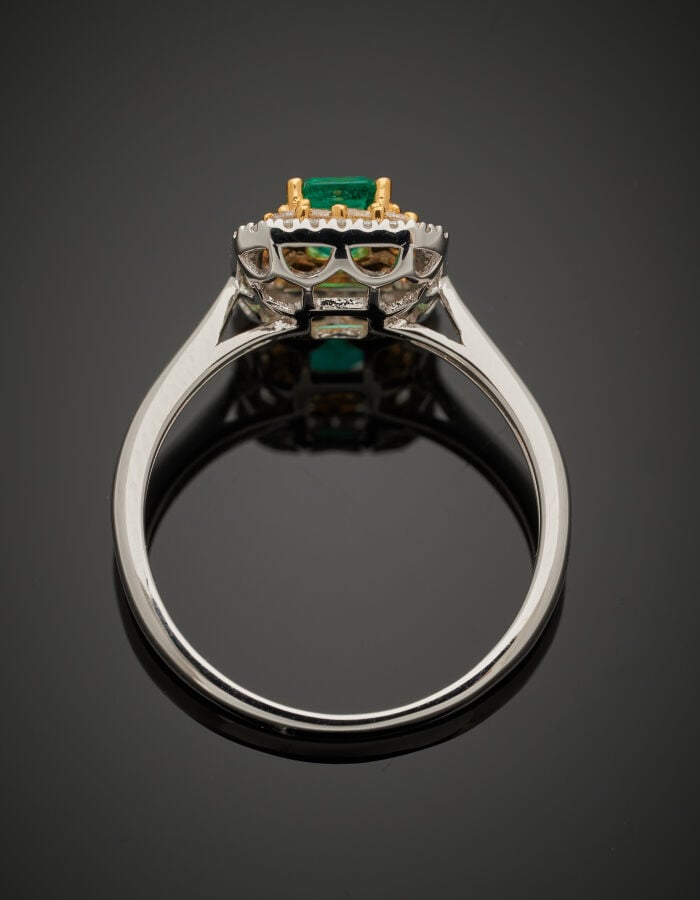 BAGUE en or gris et or jaune (750‰) serti d'une émeraude taillée à degrés, ento…