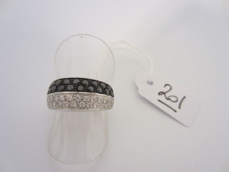 BAGUE en or gris et or noirci (750 millièmes) composée de deux pavages de diamants blancs et noir