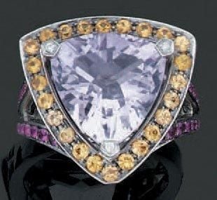 BAGUE en or gris, modèle «Tellement subtile pour toi», serti d'une améthyste de forme trillion entourée d'alignements de saphirs jaunes et rose