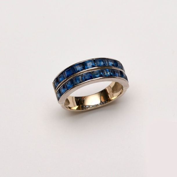 BAGUE en or gris ornée de deux rangées de saphirs calibrés en lign