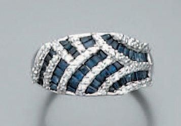 BAGUE en or gris partiellement serti de saphirs calibrés et de diamants taille brillan
