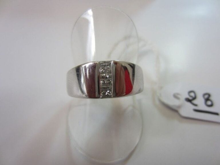 BAGUE en or gris serti d'un alignement de trois diamants taille princess