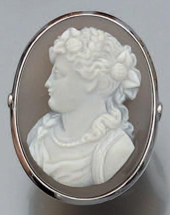 BAGUE en or gris serti d'un camée ovale en calcédoine grise représentant un profil de femm