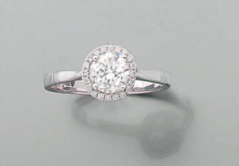 BAGUE en or gris serti d'un diamant de taille brillant entouré de petits diamant