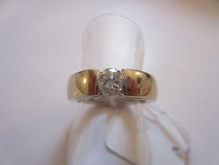 BAGUE en or gris serti d'un diamant taille brillan