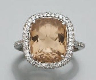 BAGUE en or gris serti d'un quartz fumé de forme coussin entouré de diamants taille brillan