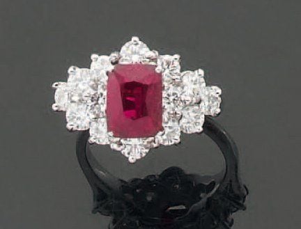 BAGUE en or gris serti d'un rubis de forme rectangulaire entouré et épaulé de diamants de taille brillan