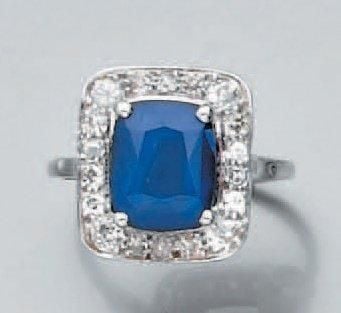BAGUE en or gris serti d'un saphir de forme coussin entouré de diamants de taille brillant et ancienn