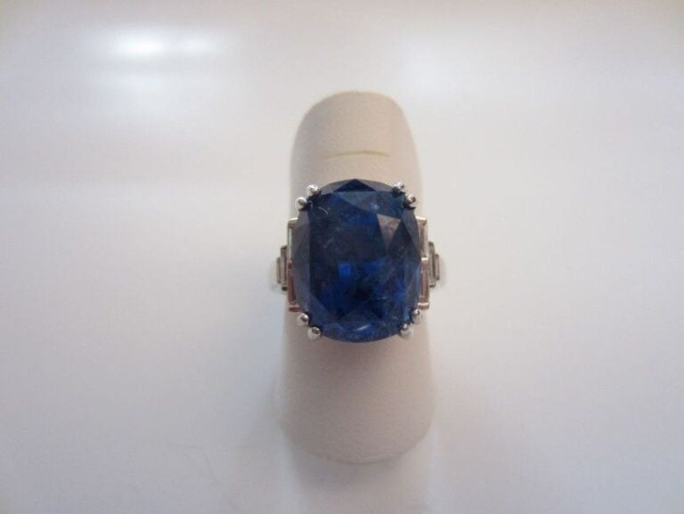 BAGUE en or gris serti d'un saphir de forme coussin épaulé de diamants baguette