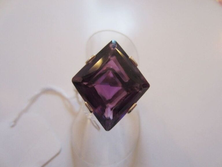 BAGUE en or gris serti d'une améthyste taillée en losang