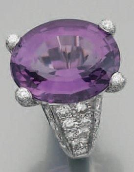 BAGUE en or gris serti d'une importante améthyste ovale, de pavage de diamants et de diamants taille brillan