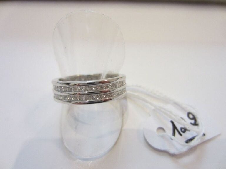 BAGUE en or gris serti de deux alignements de diamants taille princess