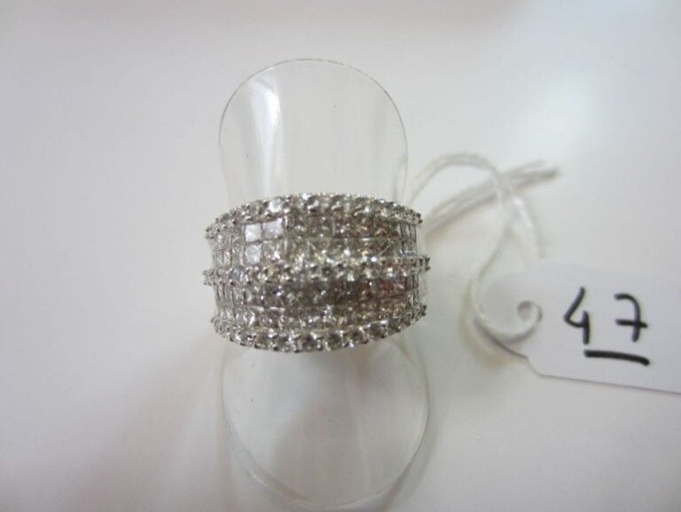 BAGUE en or gris serti de deux doubles alignements de diamants taille princesse alternés de trois alignements de diamants taille brillan