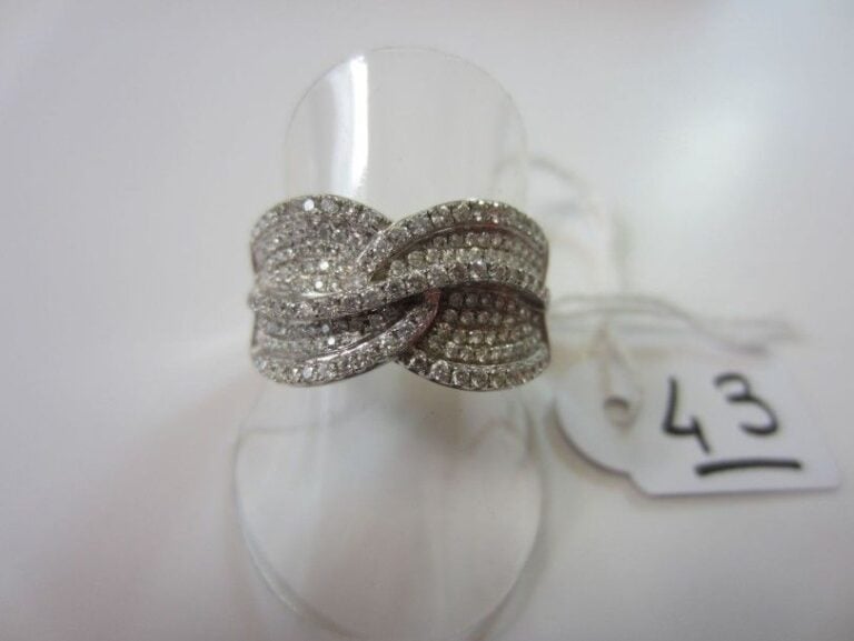 BAGUE en or gris serti de pavage de diamants taille brillan