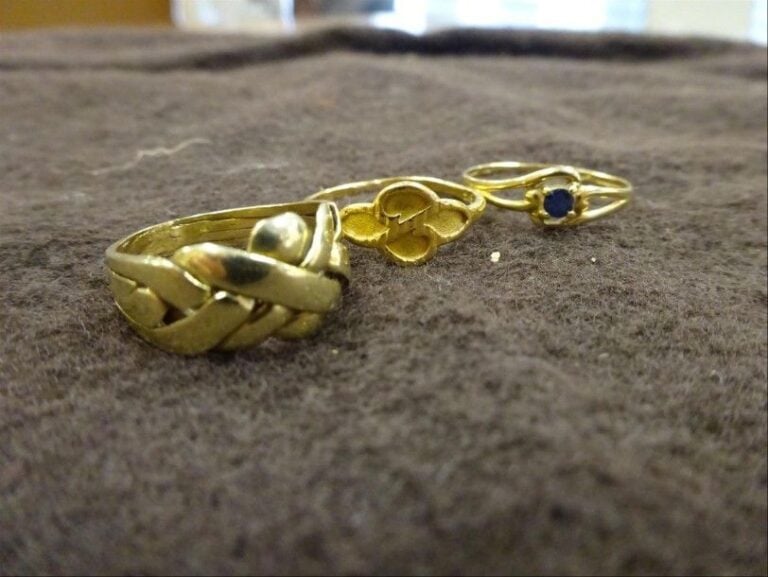BAGUE en or jaune 14k (585°/00) à motif de brins entrecroisé