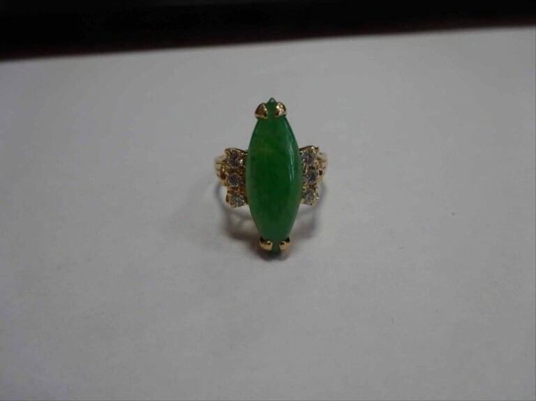 BAGUE en or jaune 18K (750°/00) sertie d'un cabochon de jade jadéite de forme navett