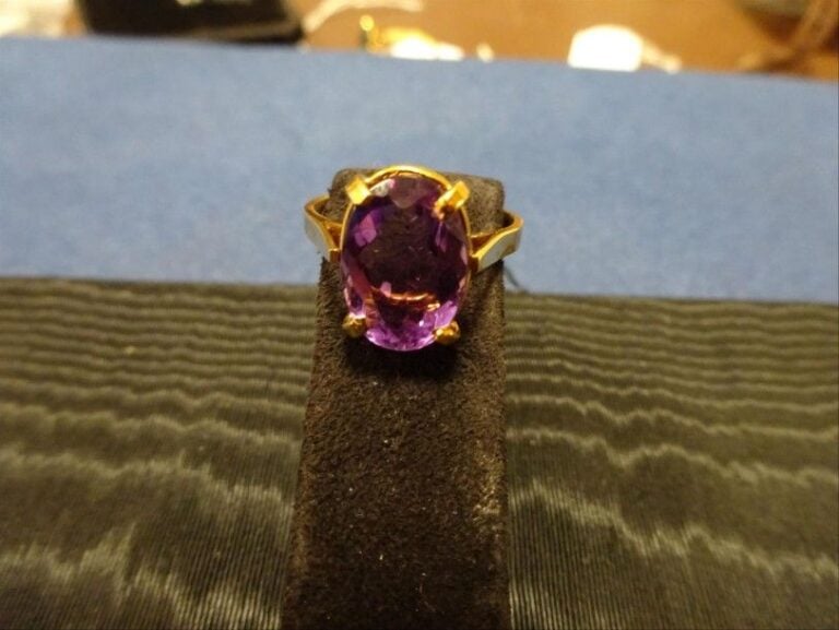 BAGUE en or jaune 18K (750°/00) sertie d'une améthyste oval
