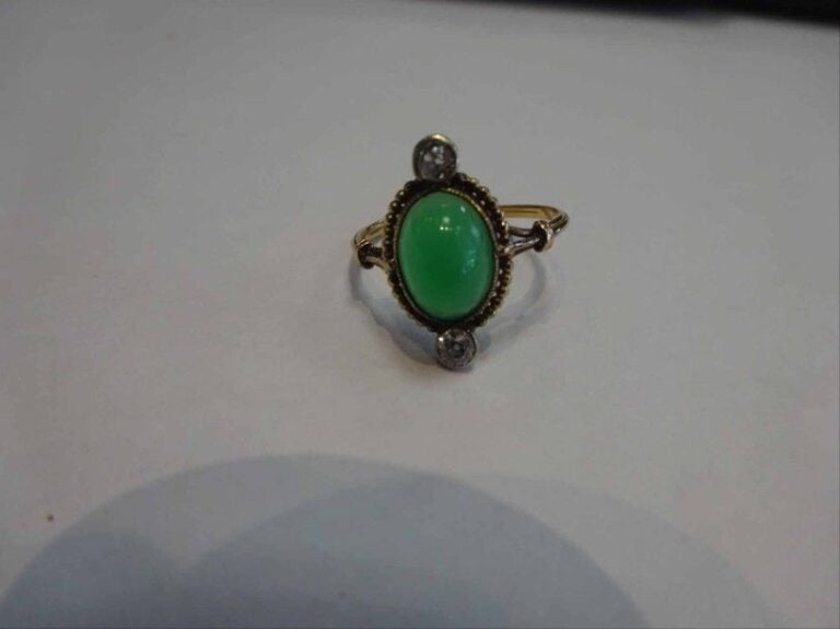 BAGUE en or jaune 18K (750°/00) sertie d'une pierre verte taille cabochon entouré de deux diamants taille ancienn