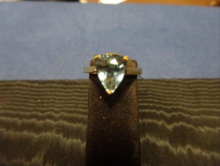 BAGUE en or jaune 18K (750°/00) sertie d'une topaze de forme poir
