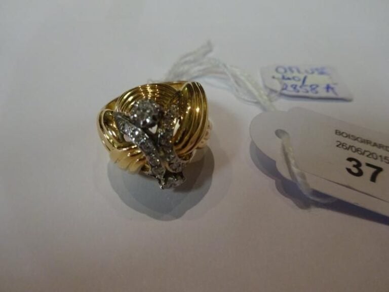 Bague en or jaune 18K et platine formant des godrons se croisant, sertis de diamants taille brillant et 8/