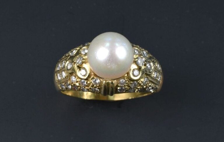 Bague en or jaune 18K ornée d'une perle de culture et pavée de diamants ronds de taille brillan
