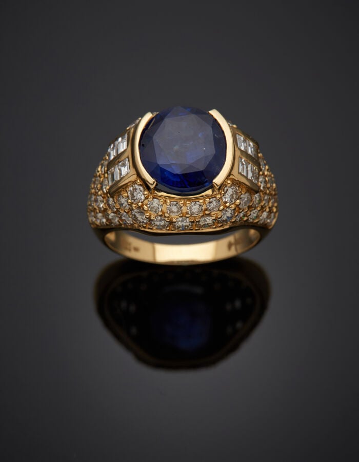 BAGUE en or jaune (750‰) bombé, serti d'un saphir pesant 5,18 carats, épaulé et…