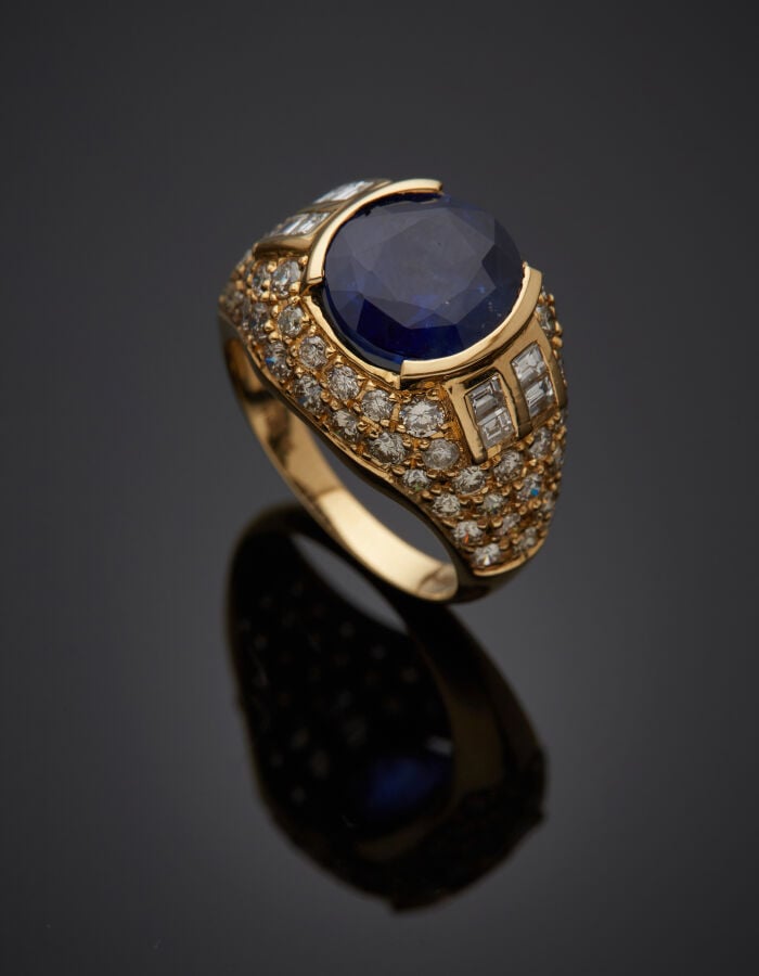 BAGUE en or jaune (750‰) bombé, serti d'un saphir pesant 5,18 carats, épaulé et…