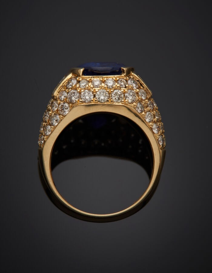 BAGUE en or jaune (750‰) bombé, serti d'un saphir pesant 5,18 carats, épaulé et…