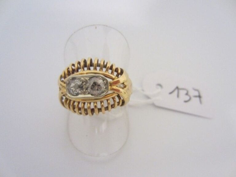 BAGUE en or jaune (750 millièmes) ajouré serti de deux diamants taille ancienn