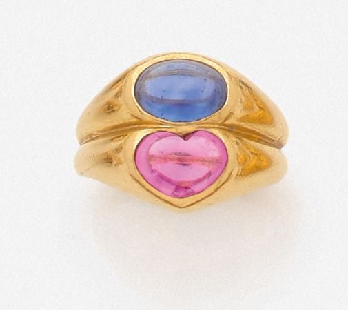 BAGUE en or jaune (750 millièmes) double godron, surmontée d'un saphir rose taillé en cœur et d'un saphir ovale, cabochon