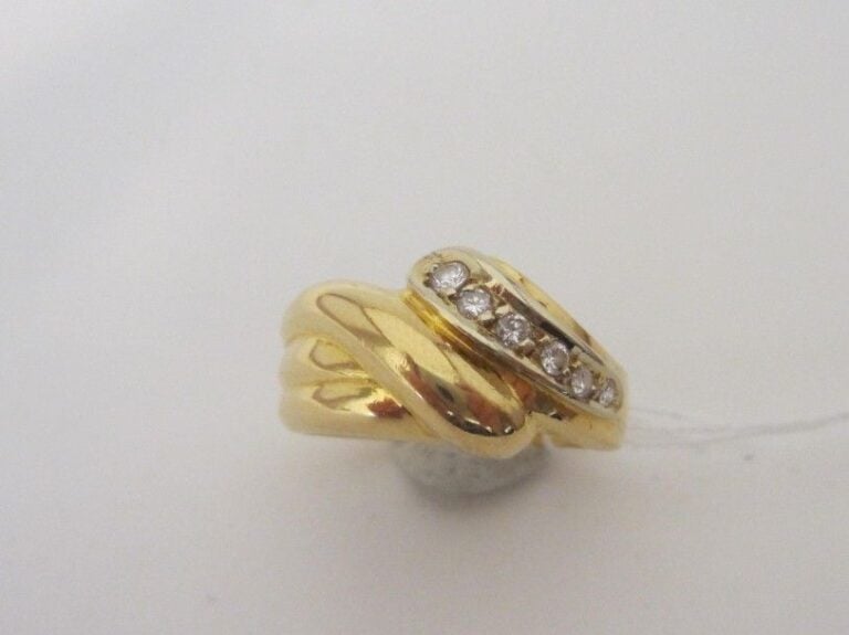 BAGUE en or jaune (750 millièmes) godronné et torsadé serti d'un alignement de six diamants taille brillan