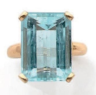 BAGUE en or jaune (750 millièmes) godronné serti d'une importante aigue-marine de forme rectangulaire taillé à degré