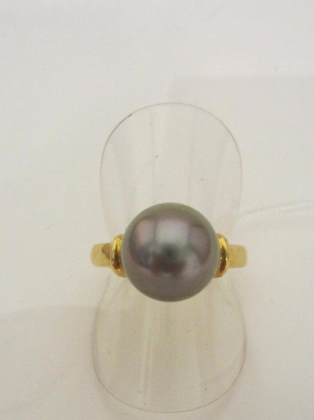 BAGUE en or jaune (750 millièmes) godronné, surmontée d’une perle de culture grise de Tahit