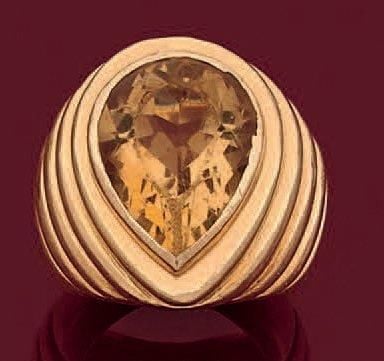 BAGUE en or jaune (750 millièmes) godronnée serti d'une citrine de forme poir