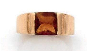 BAGUE en or jaune (750 millièmes), modèle «Tank», serti d'un citrine carrée suifé