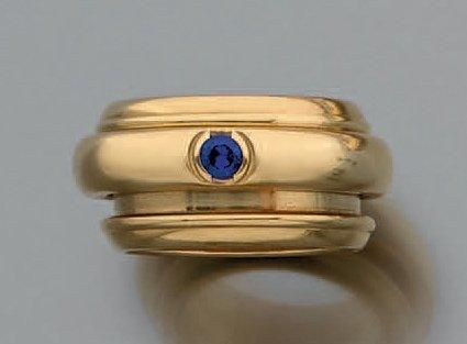 BAGUE en or jaune (750 millièmes) orné d'un anneau mobile serti d'un saphir ron