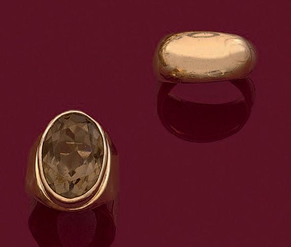 BAGUE en or jaune (750 millièmes) orné d'un quartz fumé de forme ovale en serti clo