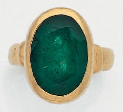 BAGUE en or jaune (750 millièmes) orné d'une émeraude de forme ovale en serti clo