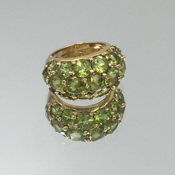 BAGUE en or jaune (750 millièmes) serti d'un pavage de péridots de forme rond