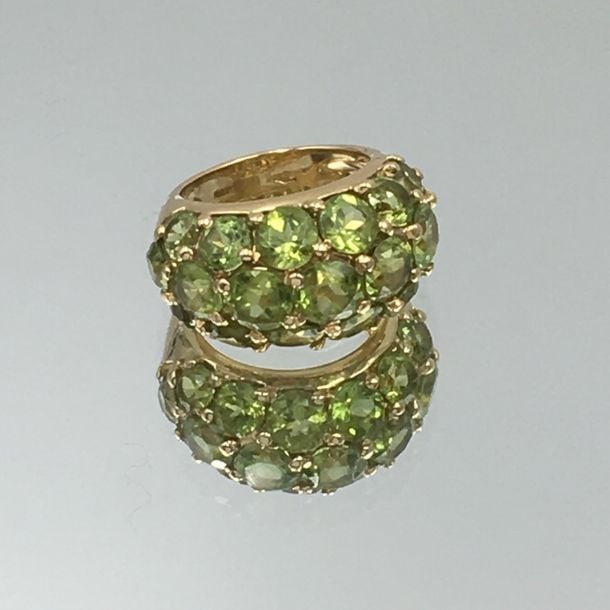 BAGUE en or jaune (750 millièmes) serti d'un pavage de péridots de forme rond