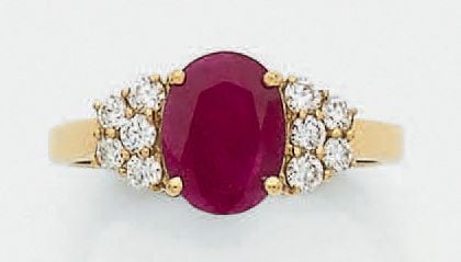 BAGUE en or jaune (750 millièmes) serti d'un rubis BIRMAN de forme ovale pesant