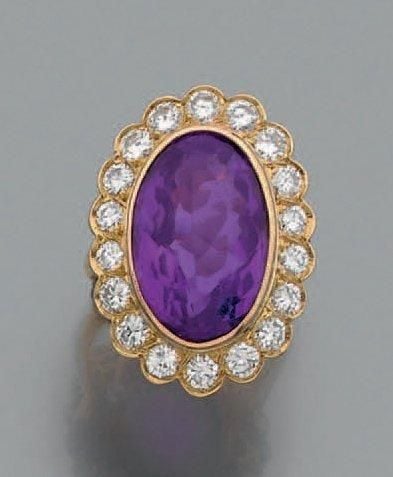 BAGUE en or jaune (750 millièmes) serti d'une améthyste ovale entouré de diamants taille brillan