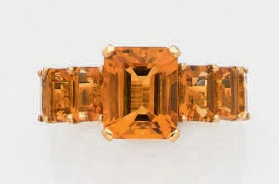 BAGUE en or jaune (750 millièmes) serti de sept citrines de forme rectangulaire, taillées à degrés, dont une, au centre, plus important