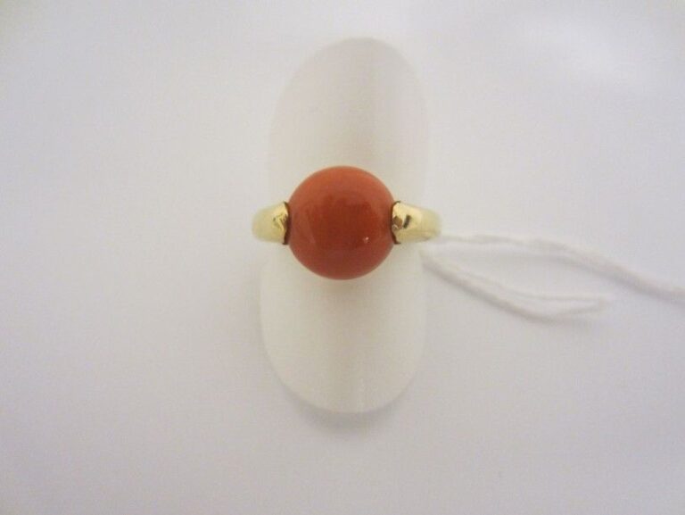 BAGUE en or jaune (750 millièmes) serti d?un cabochon de corai