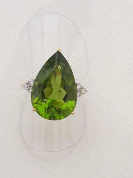 BAGUE en or jaune (750 millièmes) serti d’un péridot de forme poire épaulé de six diamants taille brillan