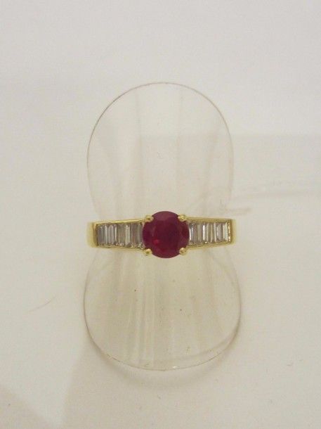 BAGUE en or jaune (750 millièmes) serti d’un rubis rond épaulé de diamants baguette